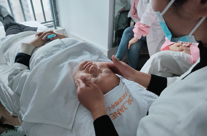 美容皮膚管理培訓(xùn)機(jī)構(gòu)：專業(yè)技能提升與行業(yè)發(fā)展的橋梁